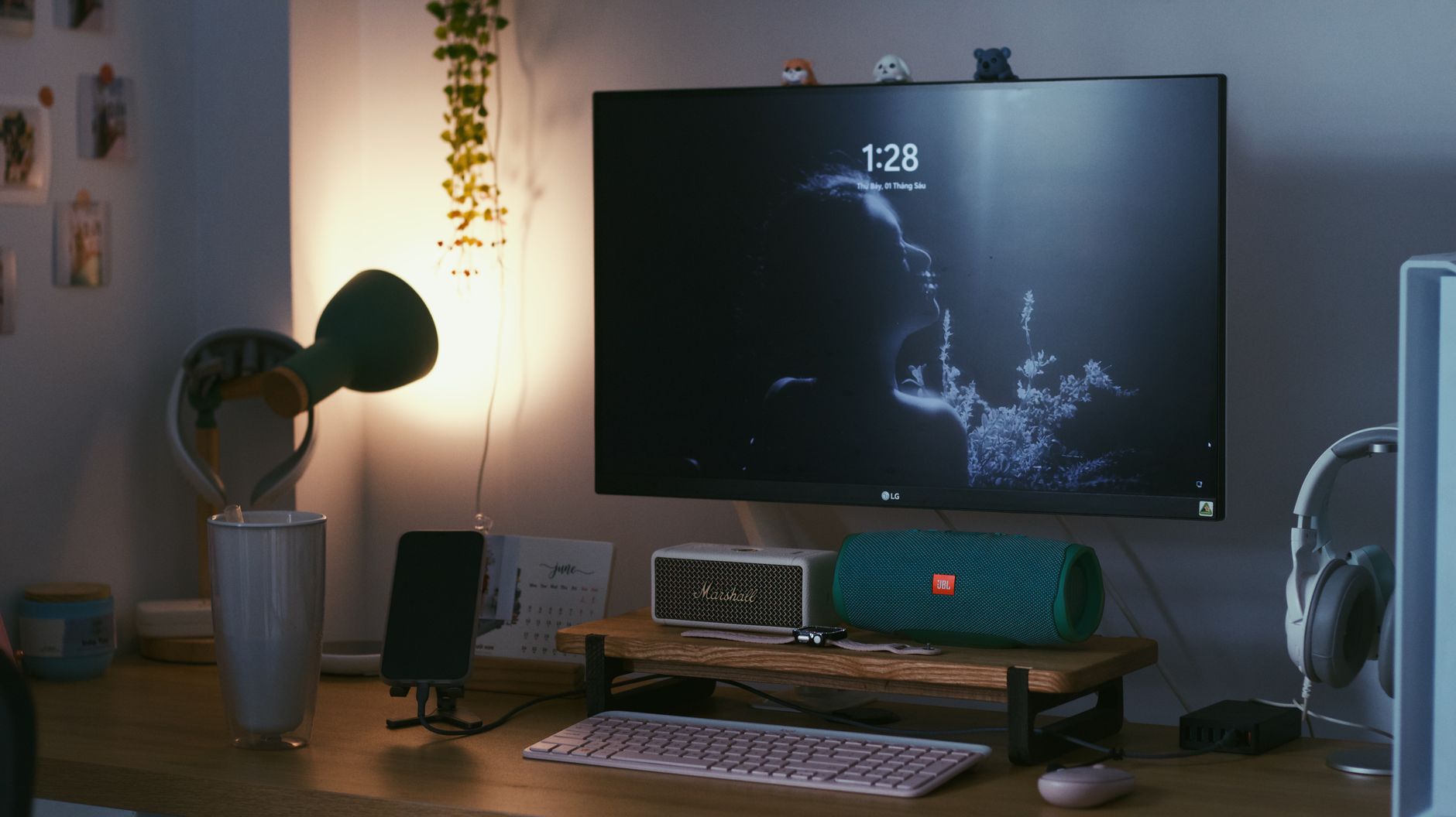Stilfuldt indrettet hjemmekontor med computer og arbejdsredskaber, klar til fokuseret arbejde.
